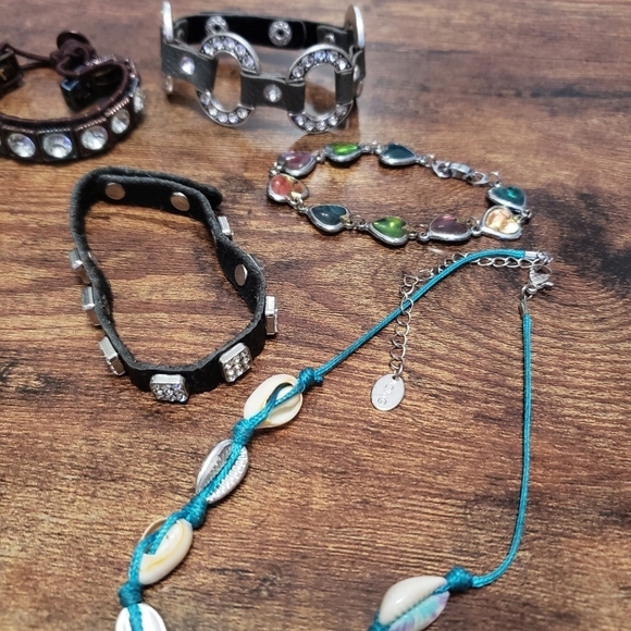 Bracelet bundle of 8 mixed styles, hearts, sea shells - Picture 3 of 8